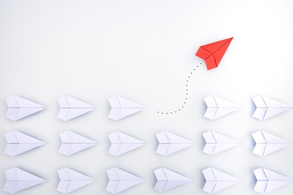 白と赤の紙飛行機