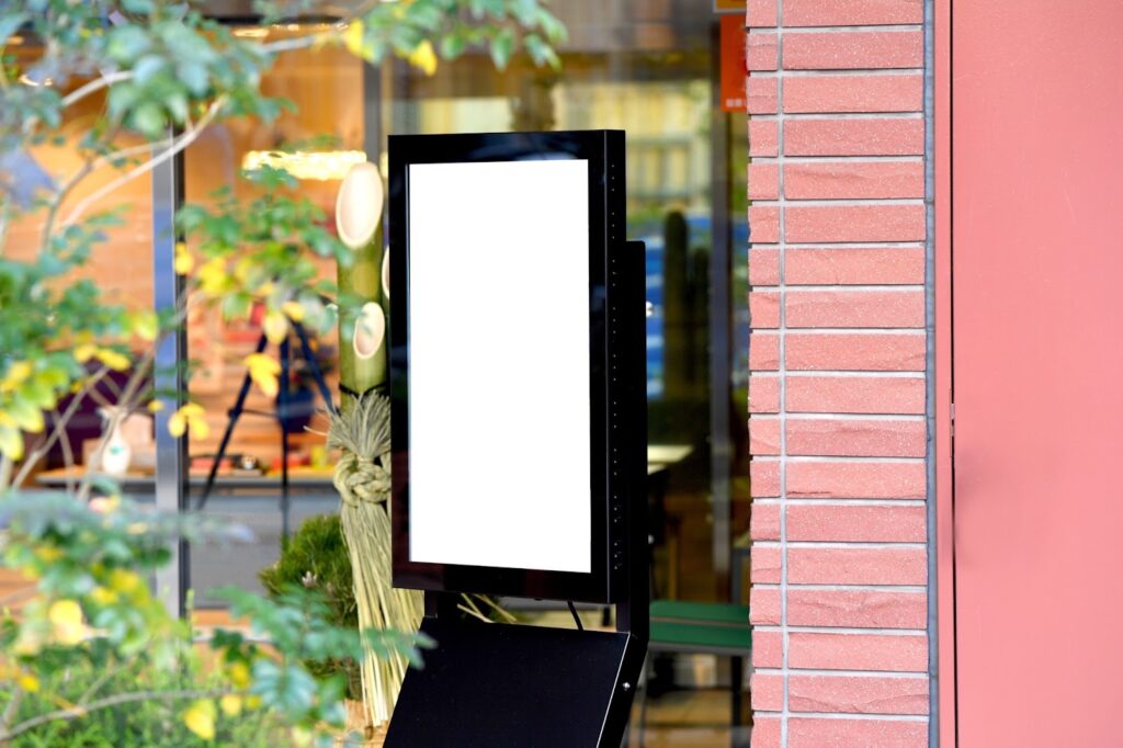 レンガとデジタルサイネージ