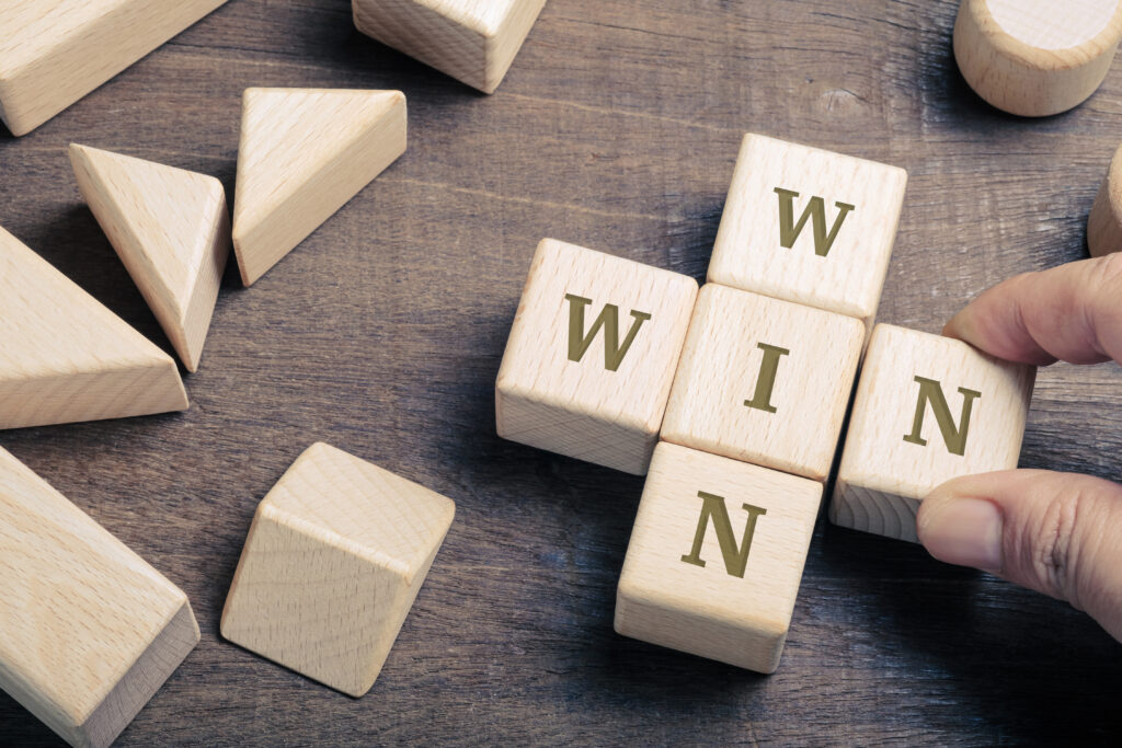 WINと書かれたブロック